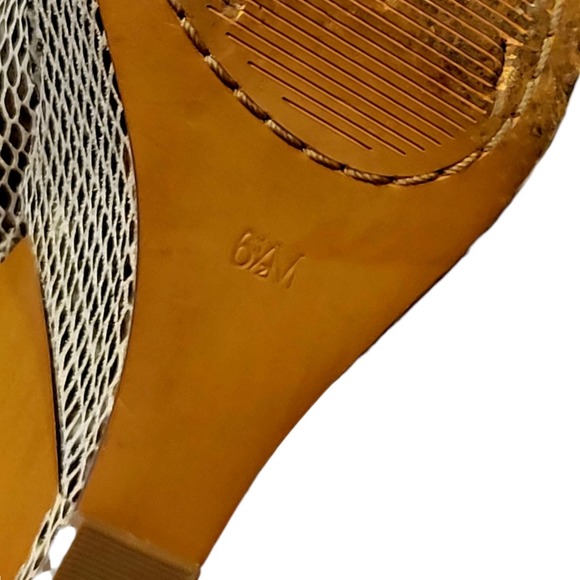 B. Makowsky snakeskin look wedge heels size 6.5 - Picture 10 of 11